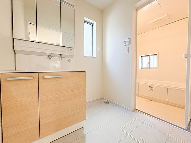 B号棟【ランドリースペース】毎日使う洗濯機。しっかりと奥行きのある置き場が確保されています。