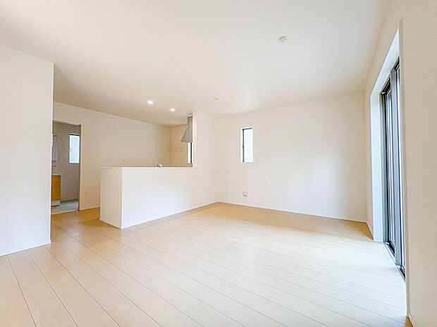 B号棟【LDK14帖】シンプルなデザインの家は風情がある。住む人のこだわりを感じる。外観も内装もいたってシンプル。居心地がよく、家事や趣味、子育てなどにも集中できる。家も人間も熟成するほどシ…