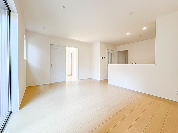 B号棟【LDK14帖】広々としたリビングダイニング。ゆったりとしたキッチン。生活動線をLDK に集中させ、ご家族が過ごしやすい空間設計にしました。