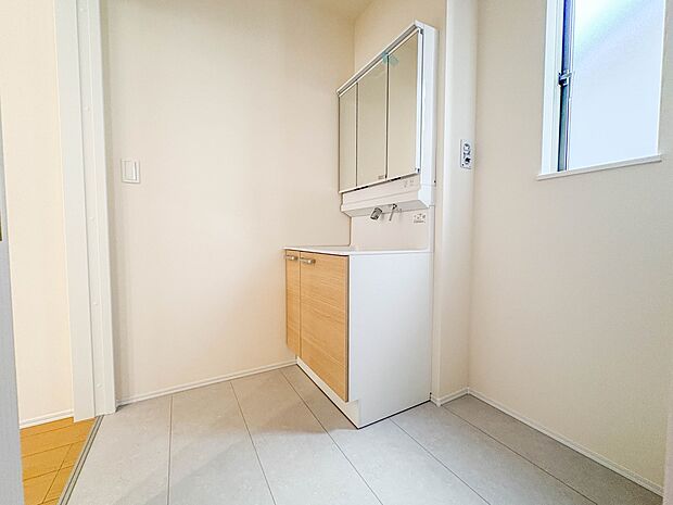 B号棟【脱衣所】脱衣所、洗面所は小さなプライベートスペース。歯磨き、洗顔と毎日施す個人空間。換気も設置して、熱気などを開放して、爽やかなスペースになるように設計されています。