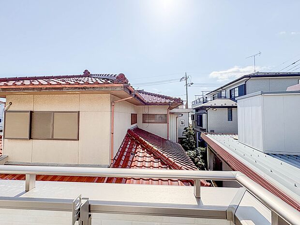 B号棟【眺望】朝の澄んだ空気や、夕方に吹く清々しい風を五感で感じられるバルコニー。