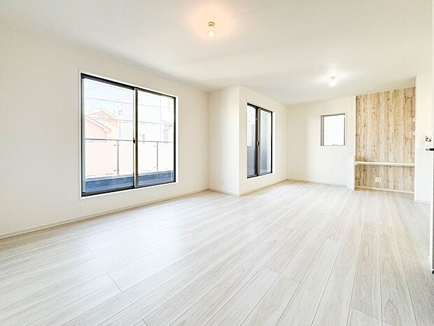 【リビング】光が溢れ、風も溢れ、居心地のよい住空間、自然体で過ごせる住空間にリビングを。それは住むというシンプルなカタチをどこまでも追求してきた結果です。新築の厳かな居住性を身体全体で感じて…