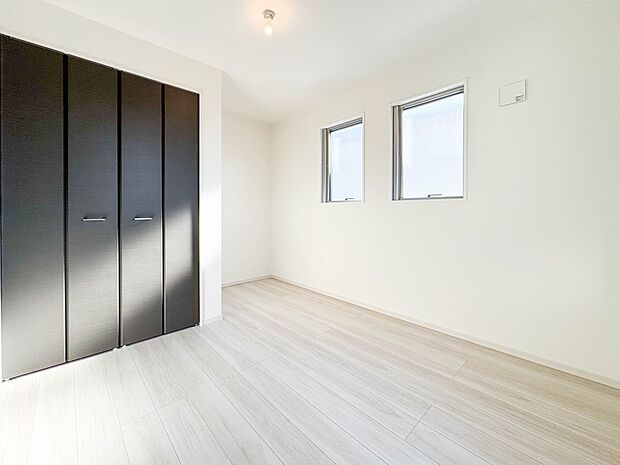 【寝室】シンプルな内装はおしゃれのポイントです。シンプルは華美より飽きがこないからです。色や模様でおしゃれ感をだす。それがシンプルイズビューティーです。