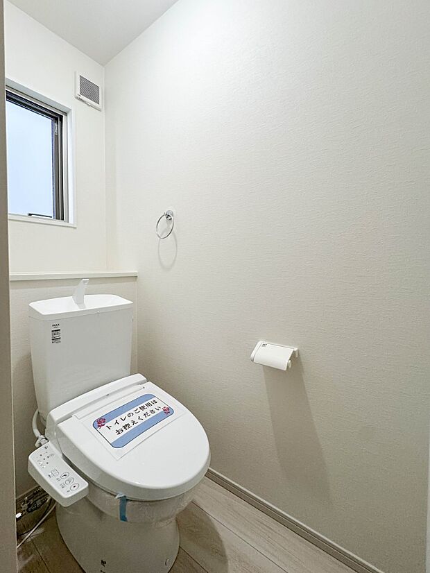 【トイレ】トイレ・ウォシュレット付。快適で衛生的な洗浄機能付温水シャワートイレです。