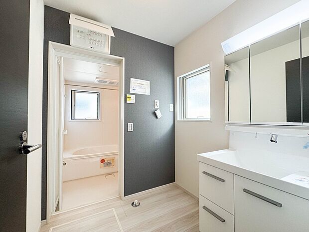 【三面鏡洗面化粧台】 ミラーを手前に引けば、楽な姿勢で髭剃りやメイクができます。合わせ鏡にすればヘアスタイルのチェックもラクラク。洗面化粧台のミラー裏にはたっぷり入る収納スペースを設けてい…