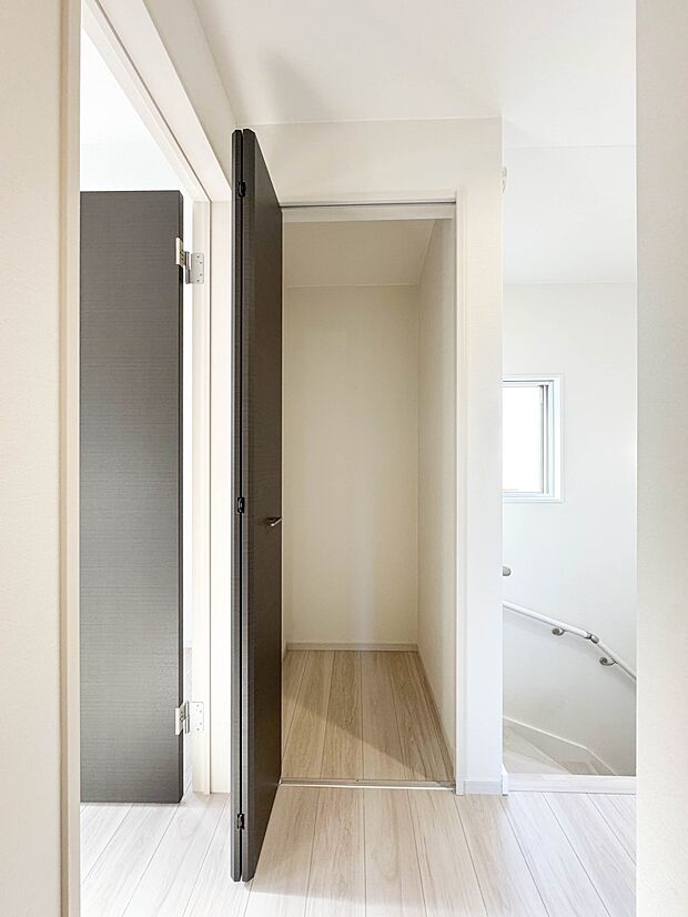 各所に配置された収納スペースは、洋服や小物はもちろんのこと、掃除機や日用予備品・お子様のおもちゃなど様々な物を収納して頂ける便利なスペースです。