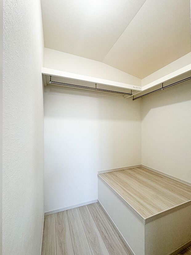 【WIC(ウォークインクローゼット)】 たくさんの洋服をかけてもシワになりにくいウォークインクローゼット。洋服以外にも、普段使わない家電やスーツケース、ストック品など何でも片付く嬉しい空間…