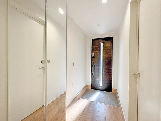 【玄関】玄関はおうちの顔と言われます。玄関アプローチは、外観デザインの印象を左右します。ご家族の個性を出しながら、素敵な玄関でお客様をお迎えしてください。