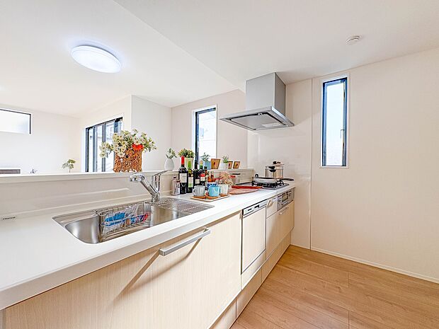 【キッチン】ナチュラルな自然光の中での調理。会話が弾む対面型キッチン。お洒落な食器類を余裕で収納できるスペース。動きやすい女性目線のキッチン動線。これからはお料理をつくる時間が劇的に変わりま…