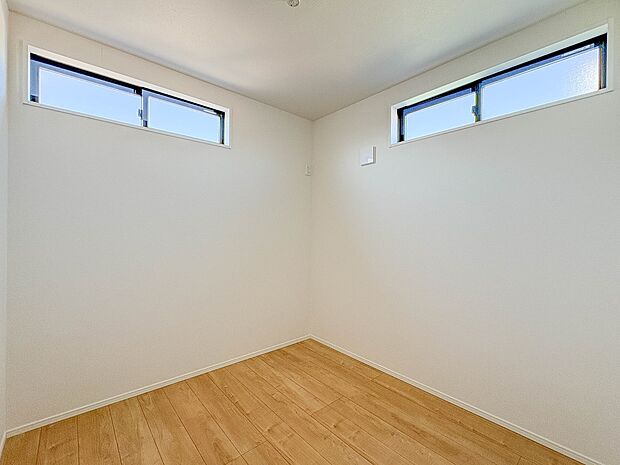 【子供部屋】お子様のお部屋にぴったりなクロークを備えたフローリング仕様の洋室です。