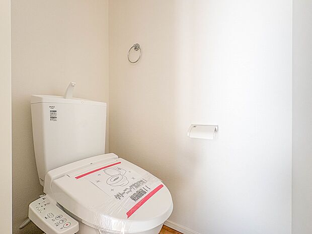 【トイレ】トイレ・ウォシュレット付。快適で衛生的な洗浄機能付温水シャワートイレです。