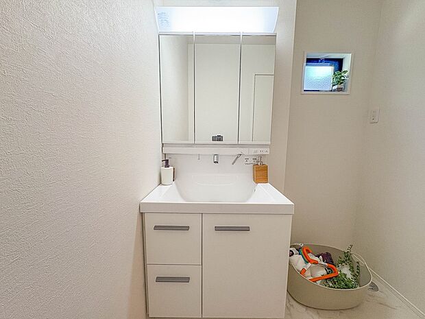 【洗面台】 十分な大きさの洗面台は、身だしなみチェックや歯磨きなど、朝の慌ただしい時間でもホテルライクなスペースで余裕とゆとりを感じて頂けます。