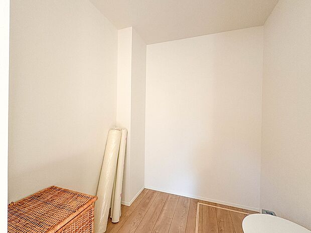 【WIC(ウォークインクローゼット)】 たくさんの洋服をかけてもシワになりにくいウォークインクローゼット。洋服以外にも、普段使わない家電やスーツケース、ストック品など何でも片付く嬉しい空間…