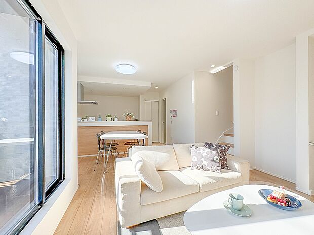 【LDK15.6帖+床暖房】シンプルなデザインの家は風情がある。住む人のこだわりを感じる。外観も内装もいたってシンプル。居心地がよく、家事や趣味、子育てなどにも集中できる。家も人間も熟成する…