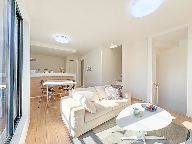 【LDK15.6帖+床暖房】会話でホッとコミュニケーションできるリビング。料理でホッとハピネスになるキッチンなど。人をホッとさせる最新設備・仕様を採用しています。