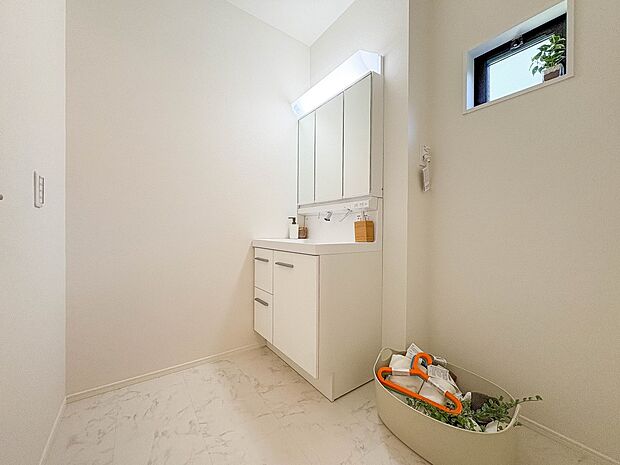 【脱衣所】洗面所は小さなプライベートスペース。歯磨き、洗顔と毎日施す個人空間。