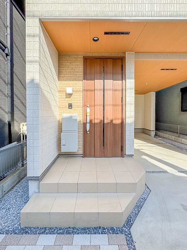 2号棟【玄関】玄関はおうちの顔と言われます。玄関アプローチは、外観デザインの印象を左右します。