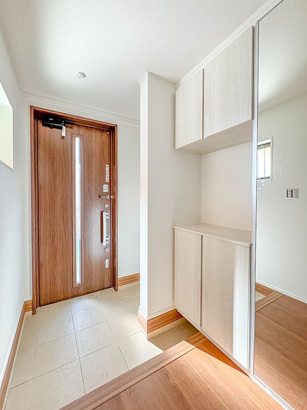 2号棟【玄関】スタイリッシュかつ品のある玄関。晴れの日も、雨の日も、風の日も、ご家族やお客さまを安心して迎えます。