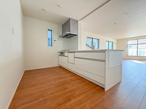 2号棟【キッチン】カウンターキッチンは広くて収納力もあるので、快適に料理をすることができます。食器や炊事用具を手の届くところに配置しやすいため調理もスピーディーですよ。