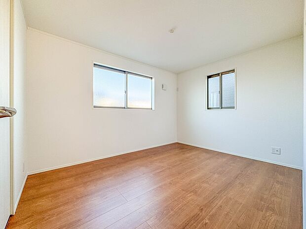 2号棟【子供部屋6帖】お子様のお部屋にぴったりなクロークを備えたフローリング仕様の洋室です。