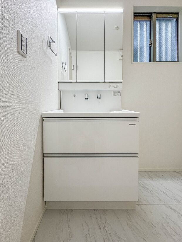 2号棟【洗面台】大きく見やすい三面鏡で清潔感ある洗面台は、身だしなみチェックや肌のお手入れに最適です。