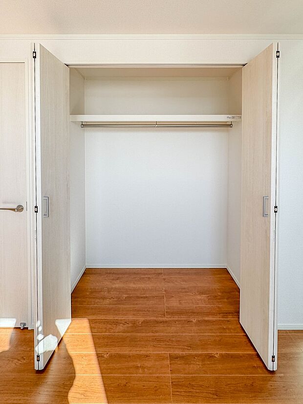 2号棟【収納 寝室7.5帖】各部屋を最大限に広く使って頂ける様、全居住スペースに収納付。プライベートルームはゆったりと快適に。