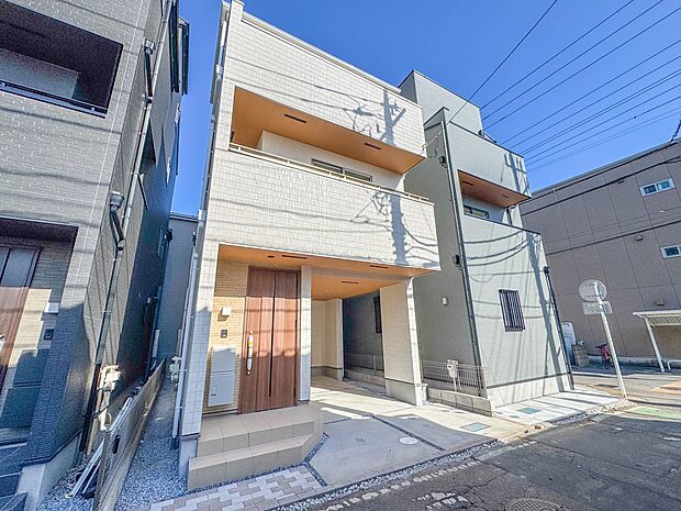 2号棟【外観】家族の温かさと陽光の暖かさ、楽しい毎日と明るい未来を予感させる「空間が織り成すひとつ先の住み心地」を演出します。