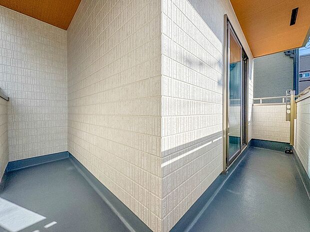 2号棟【バルコニー】澄み切った青空と、心地良い風を感じるバルコニー。