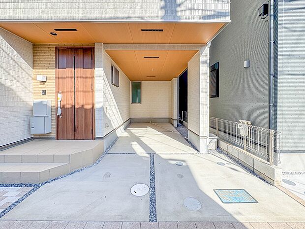 2号棟【駐車場】ビルトインガレージなら「野ざらし、雨ざらし、吹きさらし」になりません。汚れやいたみは減り、車の掃除もラクになります。