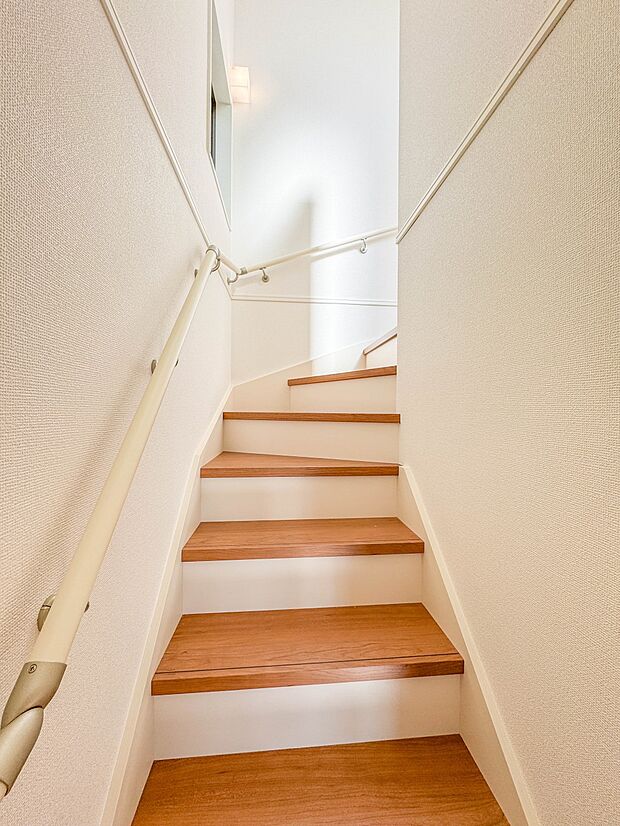 2号棟【手すり付階段】手すりがないと階段の昇り降りで危険なことはもちろん、壁に手をつきながら歩くことで壁紙が汚れやすくなります。すべての方に快適に昇り降りしていただくため、手すりを設置しまし…