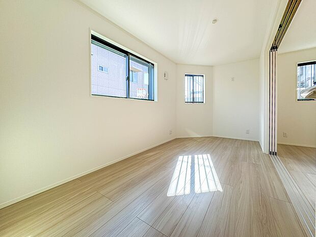 3号棟【子供部屋6.3帖】お子様のお部屋にぴったりなクロークを備えたフローリング仕様の洋室です。