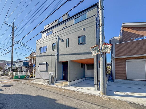 3号棟【外観】家族の温かさと陽光の暖かさ、楽しい毎日と明るい未来を予感させる「空間が織り成すひとつ先の住み心地」を演出します。