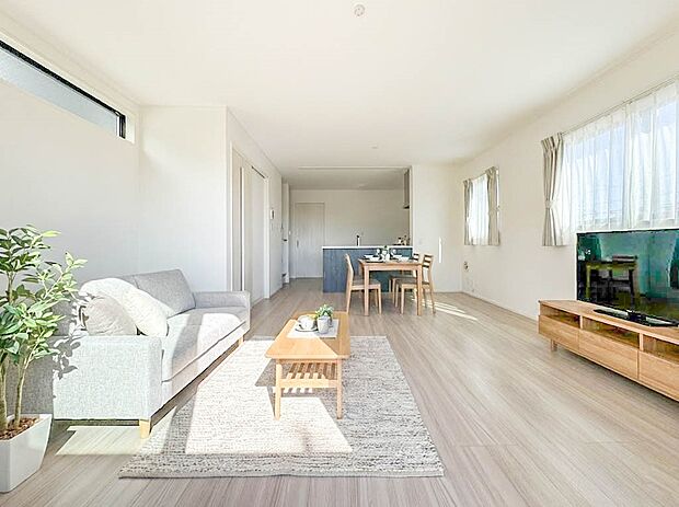 3号棟【LDK18帖】インテリアショップで見掛けた「あの家具」も置ける、ゆったりとした空間。時に広さが上質な寛ぎの時間になる事も。※CGにて家具を配置しています。