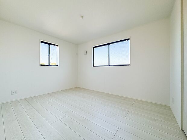 1号棟【子供部屋6帖】お子様のお部屋にぴったりなクロークを備えたフローリング仕様の洋室です。