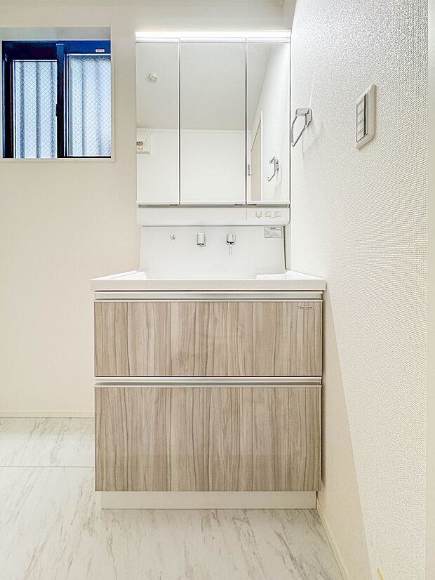 1号棟【洗面台】大きく見やすい三面鏡で清潔感ある洗面台は、身だしなみチェックや肌のお手入れに最適です。