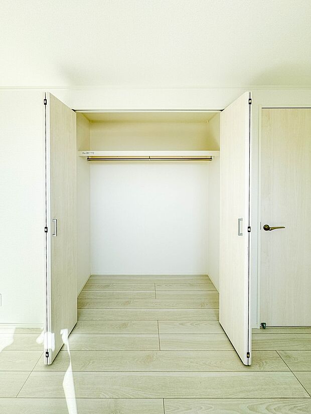 1号棟【収納 寝室7.5帖】各部屋を最大限に広く使って頂ける様、全居住スペースに収納付。プライベートルームはゆったりと快適に。