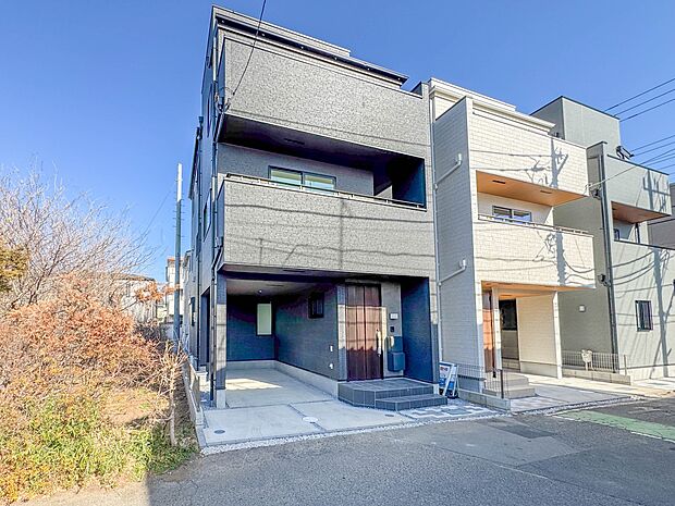 1号棟【外観】家族の温かさと陽光の暖かさ、楽しい毎日と明るい未来を予感させる「空間が織り成すひとつ先の住み心地」を演出します。