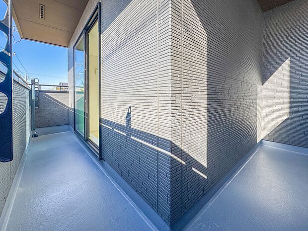 1号棟【バルコニー】澄み切った青空と、心地良い風を感じるバルコニー。