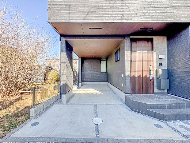 1号棟【駐車場】ビルトインガレージなら「野ざらし、雨ざらし、吹きさらし」になりません。汚れやいたみは減り、車の掃除もラクになります。