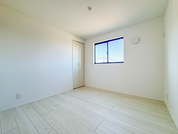 1号棟【洋室4.5帖】柔らかな陽光とフローリングの色味が調和した快適な空間。