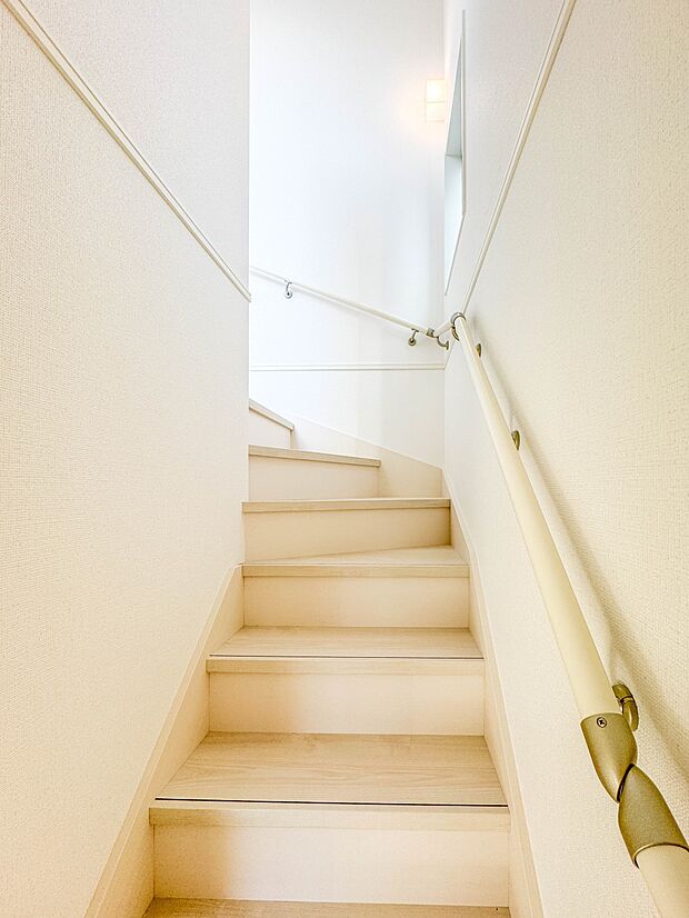 1号棟【手すり付階段】手すりがないと階段の昇り降りで危険なことはもちろん、壁に手をつきながら歩くことで壁紙が汚れやすくなります。すべての方に快適に昇り降りしていただくため、手すりを設置しまし…