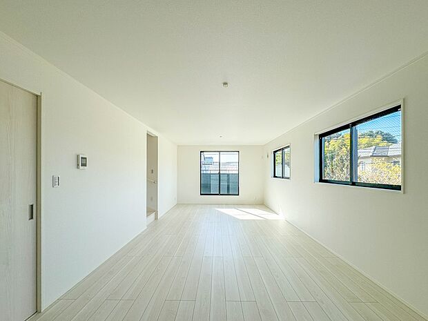 1号棟【LDK20.5帖】ダイニングテーブルを置いても十分な広さが確保されています。