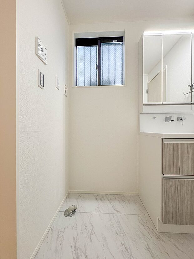 1号棟【ランドリースペース】毎日使う洗濯機。しっかりと奥行きのある置き場が確保されています。