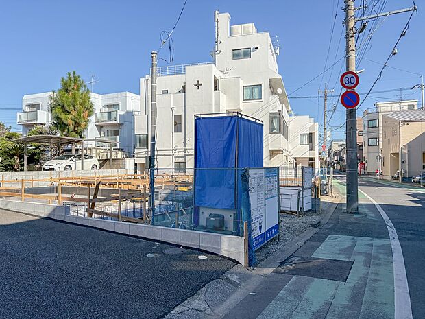 1号棟【外観】堂々たる趣ながら、主張し過ぎずどこか余裕を感じさせるシャープなフォルムで佇む邸宅は、晴天の空と照らし合わせる事で、本来あるべき完成形の姿を見せてくれます。