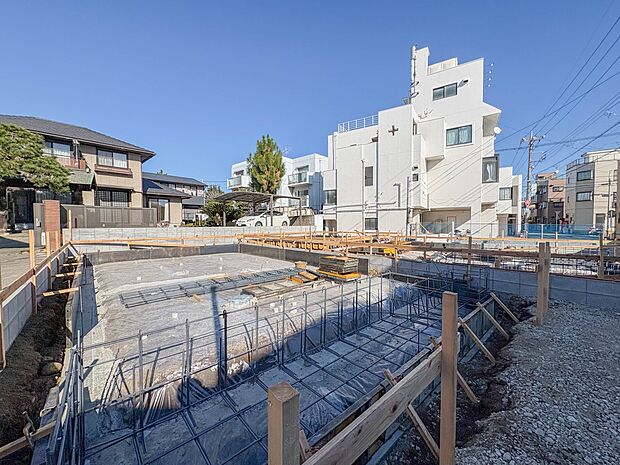 1号棟【外観】堂々たる趣ながら、主張し過ぎずどこか余裕を感じさせるシャープなフォルムで佇む邸宅は、晴天の空と照らし合わせる事で、本来あるべき完成形の姿を見せてくれます。