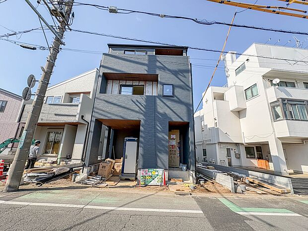 3号棟【外観】家族の温かさと陽光の暖かさ、楽しい毎日と明るい未来を予感させる「空間が織り成すひとつ先の住み心地」を演出します。