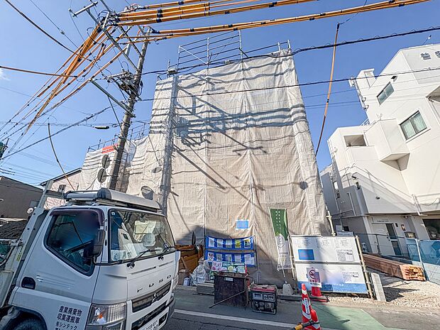 3号棟【外観】家族の温かさと陽光の暖かさ、楽しい毎日と明るい未来を予感させる「空間が織り成すひとつ先の住み心地」を演出します。