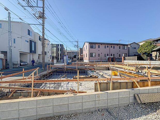 3号棟【外観】堂々たる趣ながら、主張し過ぎずどこか余裕を感じさせるシャープなフォルムで佇む邸宅は、晴天の空と照らし合わせる事で、本来あるべき完成形の姿を見せてくれます。