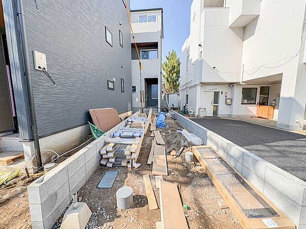 2号棟【外観】堂々たる趣ながら、主張し過ぎずどこか余裕を感じさせるシャープなフォルムで佇む邸宅は、晴天の空と照らし合わせる事で、本来あるべき完成形の姿を見せてくれます。