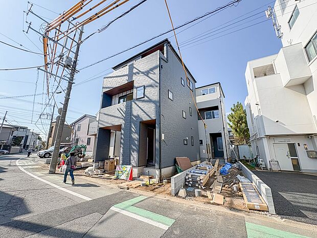 2号棟【Frontal road-前面道路7m-】 静かな通りに面した本物件は、落ち着いて暮らすことができます。 閑静な住宅街で比較的車の通りも少ないのでお子様も安心です。